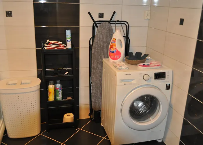 Frednes Cosy Retreat - Short Walking Distance To Centre - Free Private Parking And Internet Apartment *