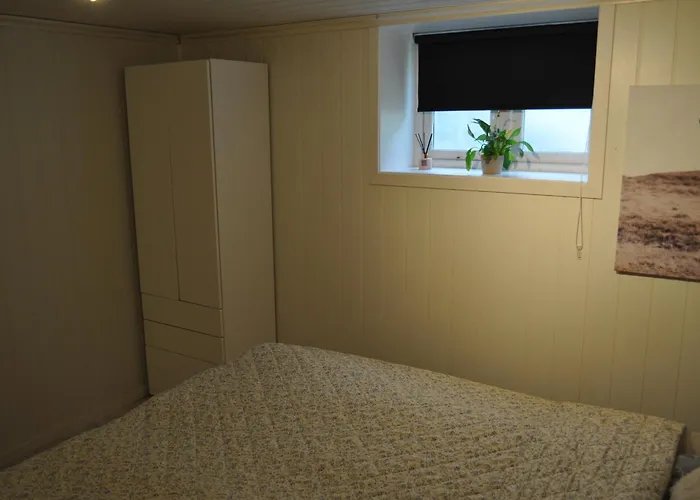 Frednes Cosy Retreat - Short Walking Distance To Centre - Free Private Parking And Internet