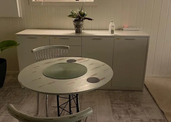 Frednes Cosy Retreat - Short Walking Distance To Centre - Free Private Parking And Internet Appartamento